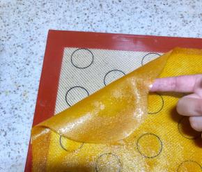 烤好的果丹皮是很好脱模的