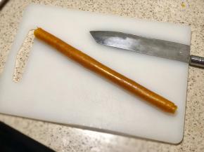 在案板上滚动几圈，使其尾端比较贴合