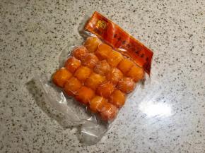 流心馅食材：咸蛋黄100克，黄油60克，奶粉70克，吉士粉6克，淡奶油60克，三花淡奶60克，糖75克，吉利丁片1片
首先要做的流心馅，这个需要冷冻，要做40个月饼，提前准备好流心馅：我用的蛋黄是这种成品咸蛋黄，可以用现磕的咸蛋黄，都可以，我用的是小号10克一个的，所以下面写的咸蛋黄，我写克不写个数