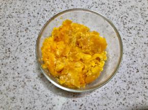 制作流心步骤：准备咸蛋黄蒸15分钟蒸熟，稍微碾压一下，不必要碾太碎