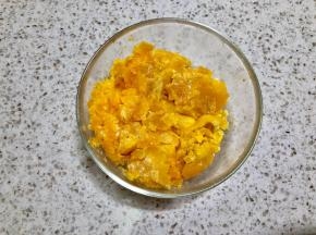 制作流心步骤：准备咸蛋黄蒸15分钟蒸熟，稍微碾压一下，不必要碾太碎