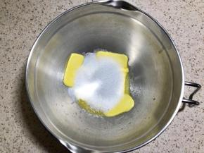 制作流心步骤：黄油软化，加入糖，打蛋器低速搅打至顺滑就可以