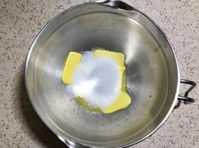 制作流心步骤：黄油软化，加入糖，打蛋器低速搅打至顺滑就可以