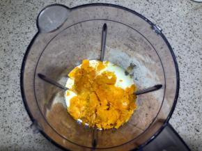 制作流心步骤：把黄油倒入料理机，奶油，淡奶，吉士粉，奶粉，还有咸蛋黄所有都加入料理机搅打至细腻，因为我还是比较喜欢吃到非常细腻的流心