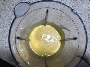 制作流心步骤：图为打好的流心馅，非常细腻无颗粒。
如果没有料理机，那么就：打发黄油加糖至顺滑，分次加入淡奶和奶油搅打均匀，再加入奶粉吉士粉混合，再加入过筛的蛋黄，搅匀即可，如果觉得面糊不够细，再次过筛。