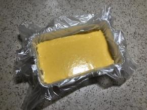 制作流心步骤：放入合适大小的方盒中，铺个保鲜膜或者保鲜袋，倒入流心糊，冰箱中冷冻。这一步要提前几个小时做完