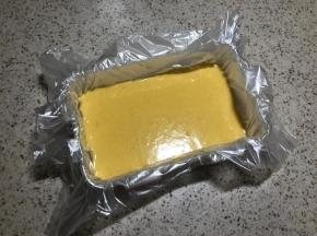 制作流心步骤：放入合适大小的方盒中，铺个保鲜膜或者保鲜袋，倒入流心糊，冰箱中冷冻。这一步要提前几个小时做完