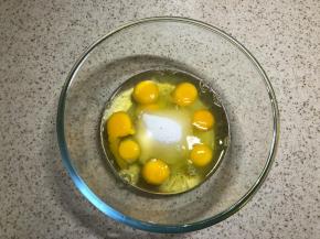 制作奶黄馅：鸡蛋7颗，低筋面粉125克，奶油190克，椰浆170克，黄油75克，细砂糖125克，奶粉75克，咸蛋黄75克，首先把鸡蛋磕入打蛋盆中，加入糖，搅匀