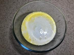 制作奶黄馅：加入椰浆和淡奶油搅匀