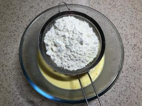 制作奶黄馅：低筋面粉和奶粉提前混合搅匀，筛入盆中，搅匀