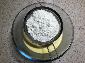 制作奶黄馅：低筋面粉和奶粉提前混合搅匀，筛入盆中，搅匀