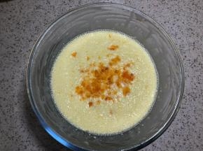 制作奶黄馅：把咸蛋黄75克提前蒸熟，加入面糊中，这一步也是不必把蛋黄碾太碎，等下要进料理机的