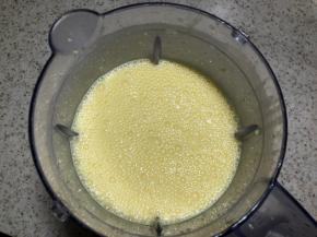 制作奶黄馅：用料理机打均匀，如果没有料理机，最后一步加入咸蛋黄，咸蛋黄要过筛了哦
