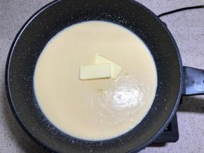 制作奶黄馅：把糊倒入锅中，加入黄油，开最小火，开始翻炒