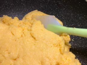 制作奶黄馅：小火炒至报团，晾凉