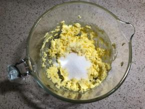 制作月饼皮：黄油210克，鸡蛋液35克，淡奶40克，吉士粉25克，糖80克，低筋面粉420克
黄油稍微打至顺滑，加入糖继续打匀即可