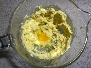 制作月饼皮：加入鸡蛋液，继续打匀至细腻