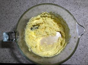 制作月饼皮：加入淡奶，继续打匀