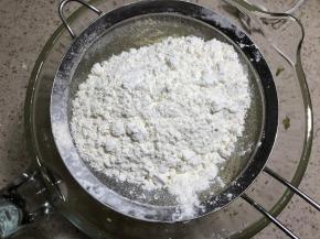 制作月饼皮：吉士粉和面粉提前搅匀，提前过筛一次，再筛到黄油糊中，等于是过筛2次，这一步不可以省略