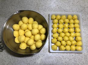 馅和皮都分成40份，皮是20克/个左右，馅是25克/个左右，这个多点少点都无所谓，差不多就行