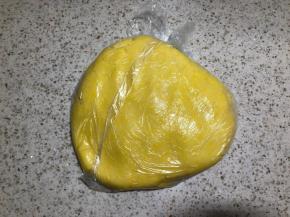 制作月饼皮：面团混合均匀放袋子中醒面半小时