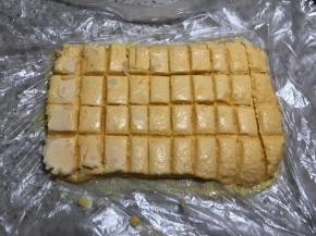 把提前冻好的流心，切出来切40块左右，然后再拿回去冻一会儿