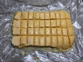 把提前冻好的流心，切出来切40块左右，然后再拿回去冻一会儿