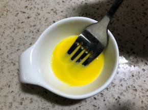 准备一颗生蛋黄，这里不是咸蛋黄，放入10克水，搅匀