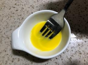 准备一颗生蛋黄，这里不是咸蛋黄，放入10克水，搅匀