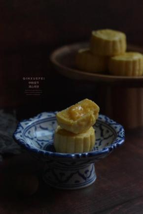 趁热切开一个，爆浆了~还不错，但是热着吃的口感不太好~但是为了爆浆效果你懂的，需要回油后，月饼口感才会更好