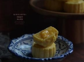 趁热切开一个，爆浆了~还不错，但是热着吃的口感不太好~但是为了爆浆效果你懂的，需要回油后，月饼口感才会更好