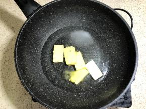 准备平底锅放入水和盐，黄油，开最小火
