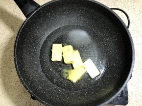 准备平底锅放入水和盐，黄油，开最小火