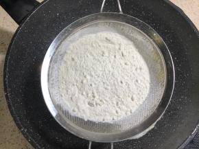 水开口筛入面粉