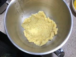 放入厨师机筒中，晾至温热