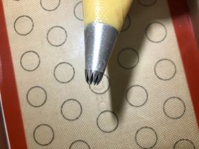 装入裱花袋，我用的花嘴是7102