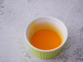 蛋黄加8克清水搅拌均匀后过筛备用
