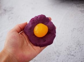 然后紫薯按扁放入蛋黄
