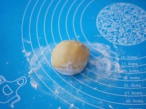 表面再撒上适量的手粉