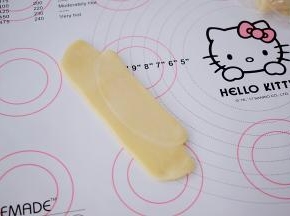 取一个酥皮顺着长度再次擀成长舌状