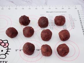 在醒发酥皮的时间，先把豆沙分成30克为一份