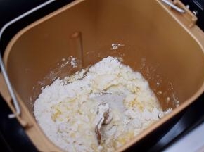 把水油皮材料全放入海氏面包机中揉成团