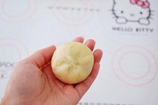 直到完全包裹住后收口捏紧揉圆