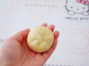 直到完全包裹住后收口捏紧揉圆