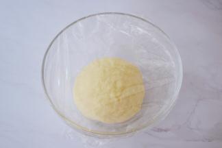 盖上保鲜膜醒发30分钟