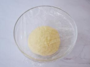 盖上保鲜膜醒发30分钟
