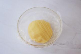 盖上保鲜膜醒发30分钟