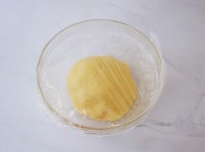 盖上保鲜膜醒发30分钟