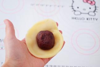 放入豆沙，利用虎口慢慢收起