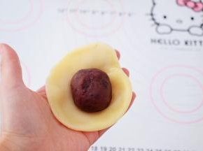 放入豆沙，利用虎口慢慢收起